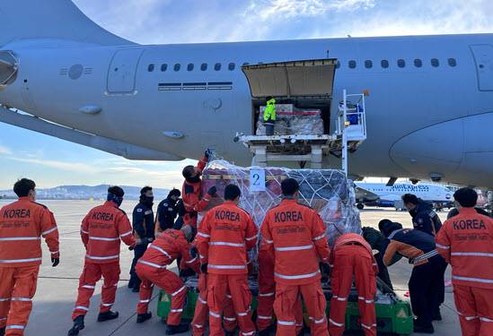 Los expertos de rescate coreanos llegan a Turquía después del terremoto